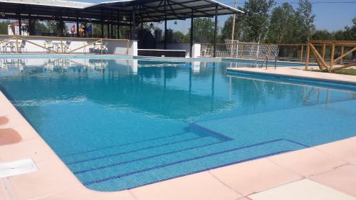 a large swimming pool with blue water at Complejo The Dreams in Cazalegas