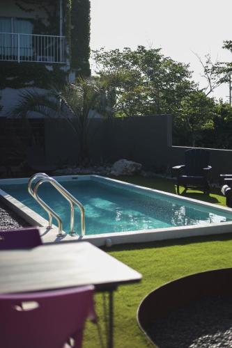 a small swimming pool with rails in a yard at ＩＲＡＧＯ　ＡＲＴ　 ＨＯＴＥＬ 　THECAPE in Irago
