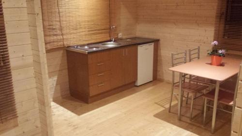 a small kitchen with a sink and a table at Complejo The Dreams in Cazalegas