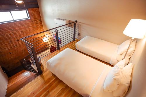 Habitación pequeña con 2 camas y balcón. en The Hotel Sturgis en Sturgis