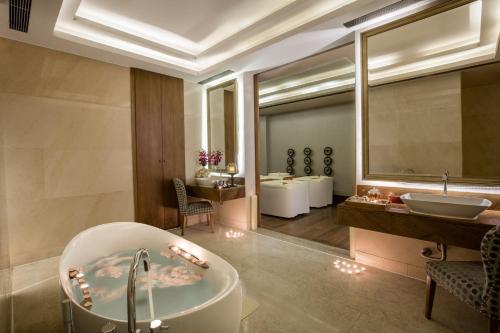 Posezení v ubytování Crowne Plaza Hefei by IHG