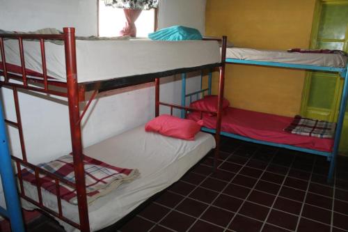 危地馬拉的住宿－Karim Hostel，一间客房内配有两张双层床的房间