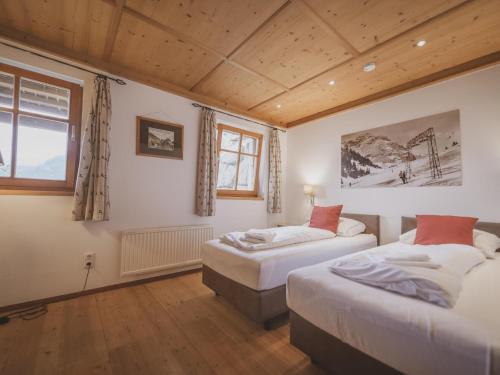 um quarto com 2 camas e uma janela em Bella Vista XL em Wald im Pinzgau