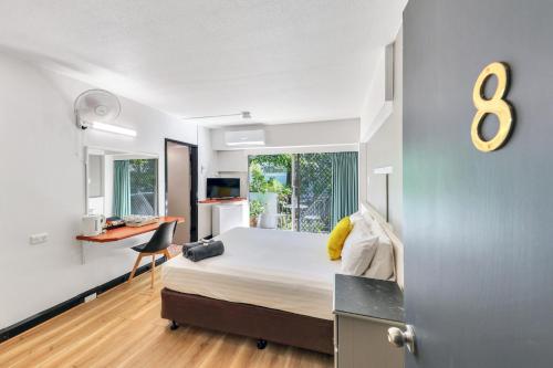 ein Schlafzimmer mit einem Bett und einem Schreibtisch. in der Unterkunft Paravista Motel in Darwin