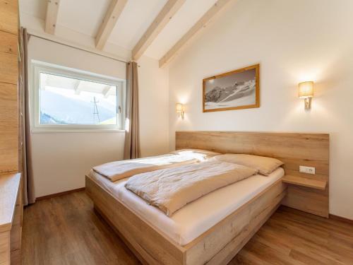 1 dormitorio con cama y ventana en Apartment Eder 302 en Viehhofen