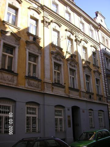 Un gran edificio blanco con muchas ventanas. en Hostel Bell, en Praga