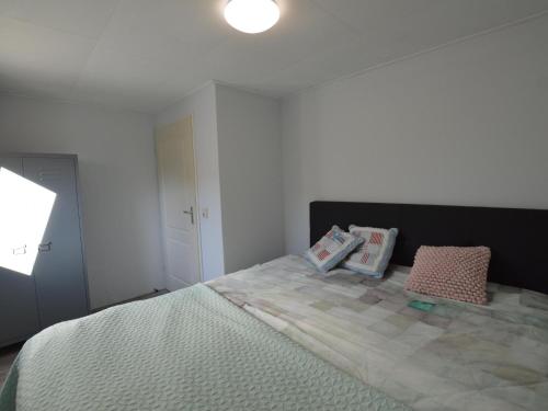 um quarto com uma cama com duas almofadas em t Kaatsheuveltje 1 em Kaatsheuvel