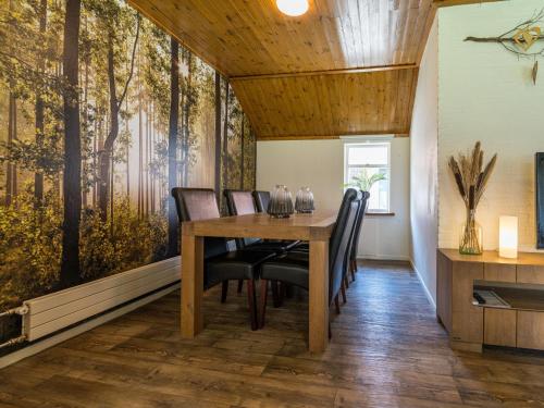 - une salle à manger avec une table et des chaises en bois dans l'établissement Achter de Vijf Linden, à Knegsel