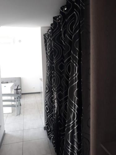 un couloir avec un mur avec un motif noir et blanc dans l'établissement Mexico, à Saint-Mitre-les-Remparts