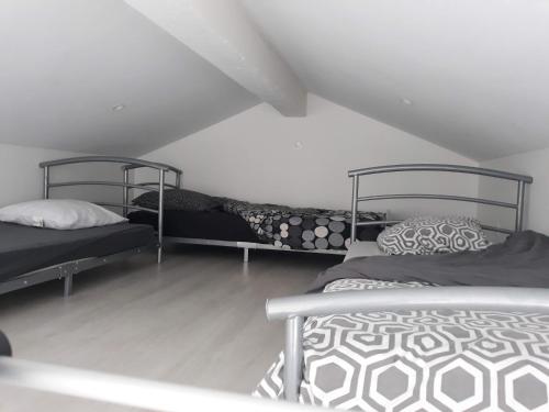 Cette chambre mansardée comprend 2 lits superposés. dans l'établissement Mexico, à Saint-Mitre-les-Remparts