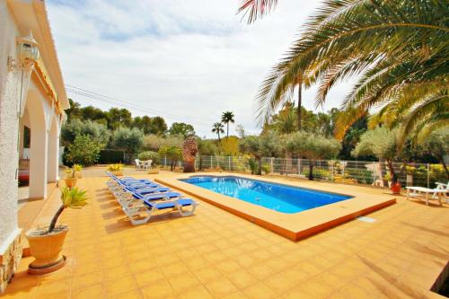 una piscina con tumbonas y una casa en Albertina - private pool villa, free Wifi, in Benissa, en Benissa