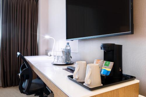 a hotel room with a desk with a coffee maker at Crowne Plaza Managua by IHG in Managua