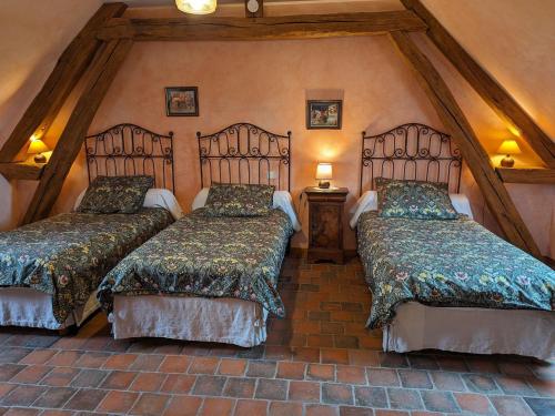 a bedroom with two beds in a room at Charmante Maison Rurale avec Terrasse Privative, Proche A.77 et A.19, entre Gâtinais et Fontainebleau - FR-1-590-58 in Lorcy