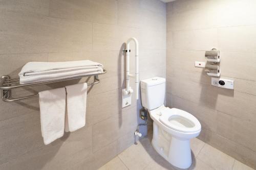 a bathroom with a white toilet and towels at Crowne Plaza Managua by IHG in Managua