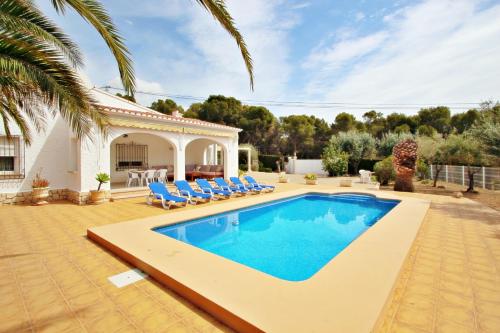 una piscina con sillas y una casa en Albertina - private pool villa, free Wifi, in Benissa, en Benissa