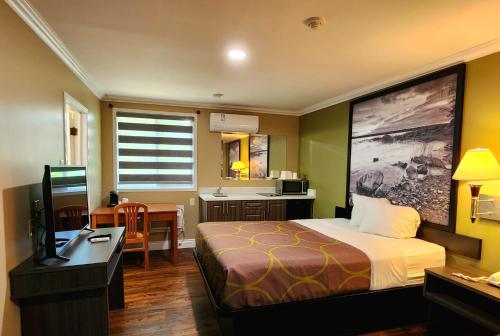 Una cama o camas en una habitación de Super 8 by Wyndham Pembroke