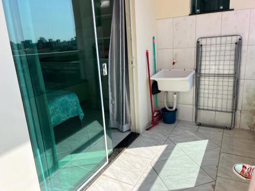 y baño con ducha acristalada y lavamanos. en Residencial Recanto do Sossego en Bombinhas