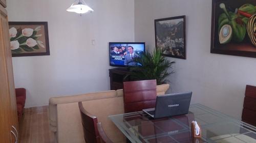 Μια τηλεόραση ή/και κέντρο ψυχαγωγίας στο Apartamento Los Delfines del Caribe