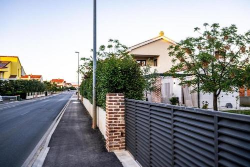 Apartments with a parking space Zadar - 23131
