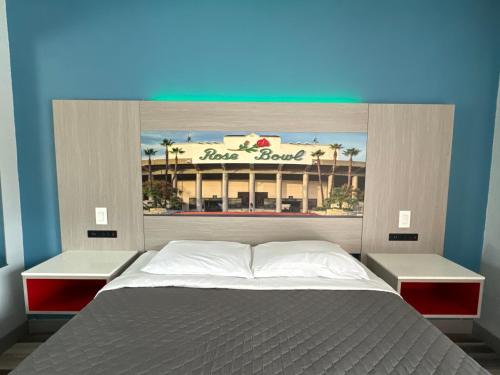 1 dormitorio con 1 cama y una señal encima en Lincoln Motel - Los Angeles, Hollywood Area, en Pasadena