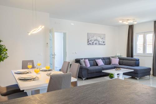 Apartments with parking space Okrug Gornji, Ciovo - 23151