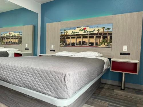 a bedroom with a large bed and a building at Lincoln Motel - Los Angeles, Hollywood Area in Pasadena