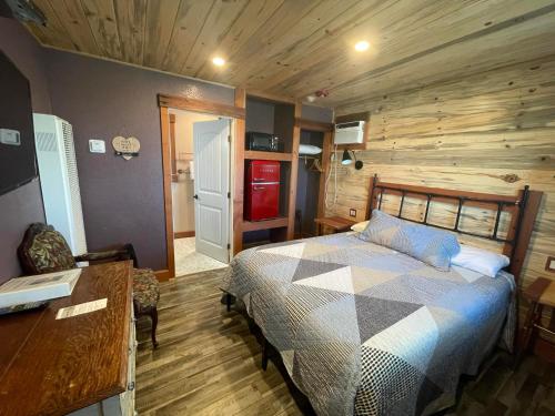 Postel nebo postele na pokoji v ubytování Sugarloaf Mountain Motel