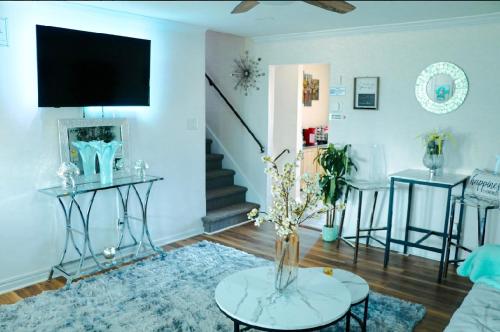 Gallery image of Stylish Cozy Quiet Family Retreat and Romantic getaway Sleeps up to 7 with Fast Wifi, Free Parking, Work station, Alexa enabled, Fenced in Backyard for Pets Grill Party Patio, Porch, Beach, Canal, stadium,Boardwalk Restaurants, and much more! in Atlantic City