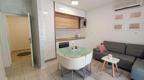 a living room with a couch and a table at Apartments with a parking space Promajna, Makarska - 23181 in Promajna