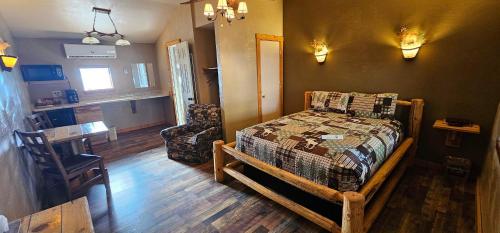 1 dormitorio con 1 cama y sala de estar en Nine Pines Motel, en Pinetop-Lakeside