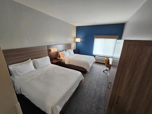 藍灰鎮的住宿－辛辛那提布魯艾什快捷假日酒店及套房，酒店客房设有两张床和窗户。