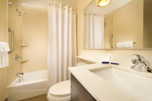 y baño con lavabo, aseo y espejo. en Candlewood Suites Alexandria - Fort Bevoir, an IHG Hotel, en Alexandria