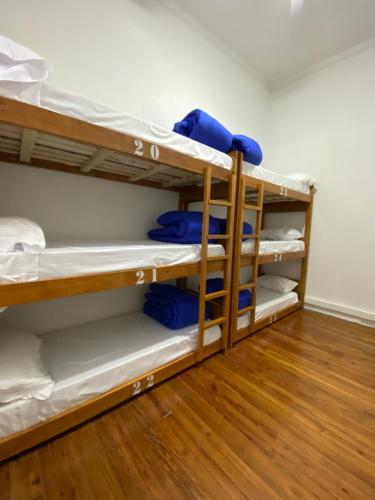 Palanda nebo palandy na pokoji v ubytování Hostel Miraflores