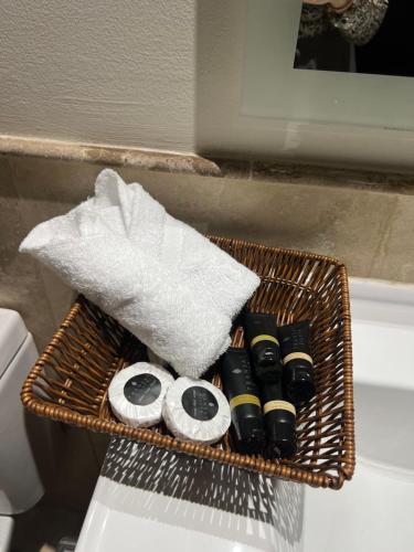 a basket sitting on the side of a bath tub at Metropolitan Blue SK in Guatemala