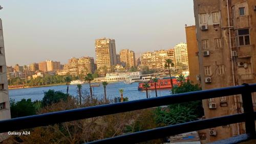 Giza city hotel-الجيزة سيتى اوتيل في القاهرة: اطلاله على نهر في مدينه بها مباني