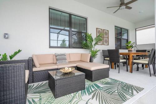 sala de estar con sofá y mesa en DLuxx Paradiso Brand New Top Elegance House 6151 en Orlando