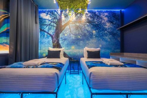 DLuxx Paradiso Brand New Top Elegance House 6151 في أورلاندو: سريرين في غرفة مع جدار شجرة