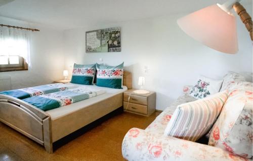 um quarto com uma cama e um sofá em 3 Bedroom Cozy Home In Eibiswald em Eibiswald