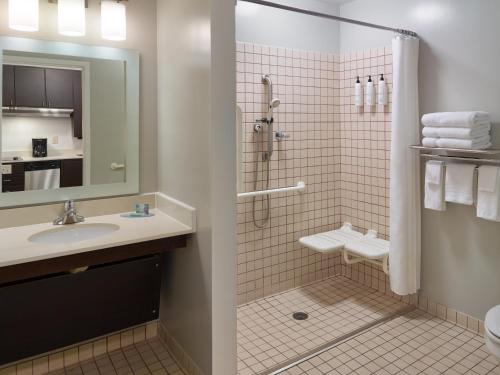 bagno con lavandino e doccia di TownePlace Suites by Marriott Newnan a Newnan