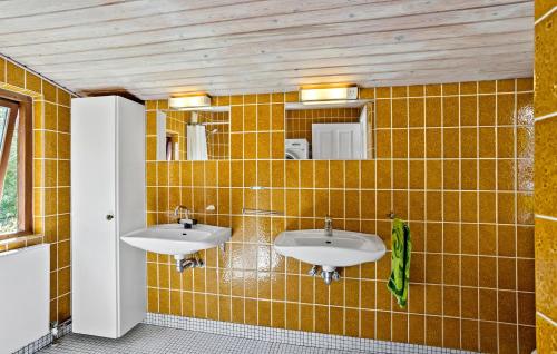 2 lavabos en un baño de azulejos amarillos en Nice Home In Tranekr With Kitchen, en Tranekær