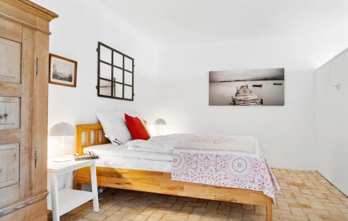 um quarto com uma cama de madeira com uma mesa e uma cama sidx sidx em 1 Bedroom Pet Friendly Home In Haderslev em Haderslev