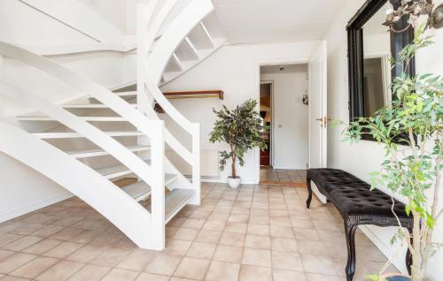 Una escalera blanca en una habitación con plantas en 5 Bedroom Lovely Apartment In Tylstrup, en Tylstrup