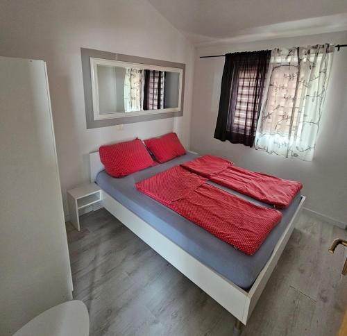 Postel nebo postele na pokoji v ubytování Apartments with parking space Podgora, Makarska - 22286