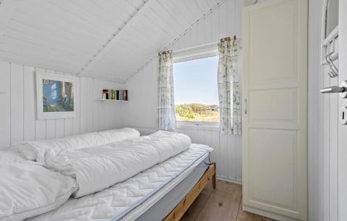 Habitación blanca con cama y ventana en Cozy Home In Hvide Sande With Wifi, en Bjerregård