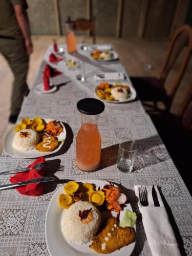 un lungo tavolo con piatti di cibo sopra di Amazon Tropical Expeditions a Iquitos
