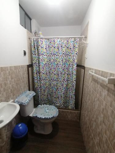 a bathroom with a shower curtain and a toilet at B1-Departamento Bolognesi in Chiclayo