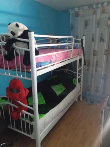- un lit superposé avec des animaux rembourrés dans l'établissement Grand appartement Paris 11ème, à Paris