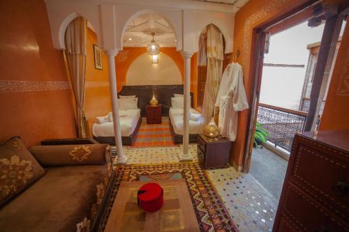una sala de estar con dos camas y un sofá en Riad Ikalimo 1, en Marrakech