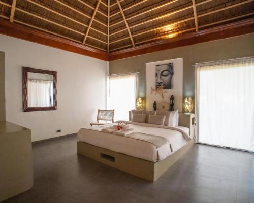 Ένα ή περισσότερα κρεβάτια σε δωμάτιο στο Villa Kasadya