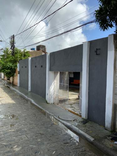 um edifício com um portão ao lado de uma rua em HOSTEL DO PORTO em Porto de Galinhas